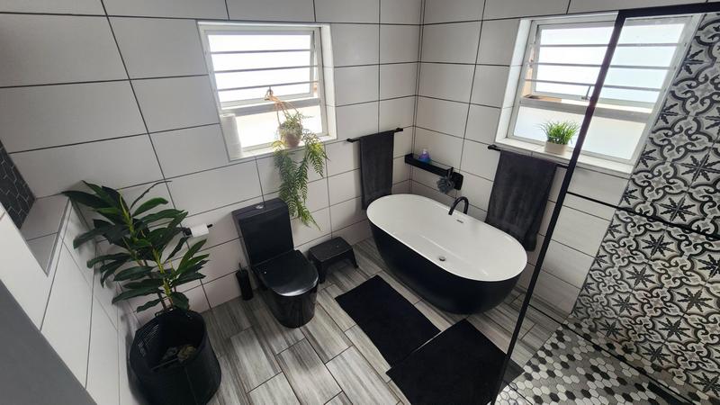 6 Bedroom Property for Sale in Paradise Beach Eastern Cape